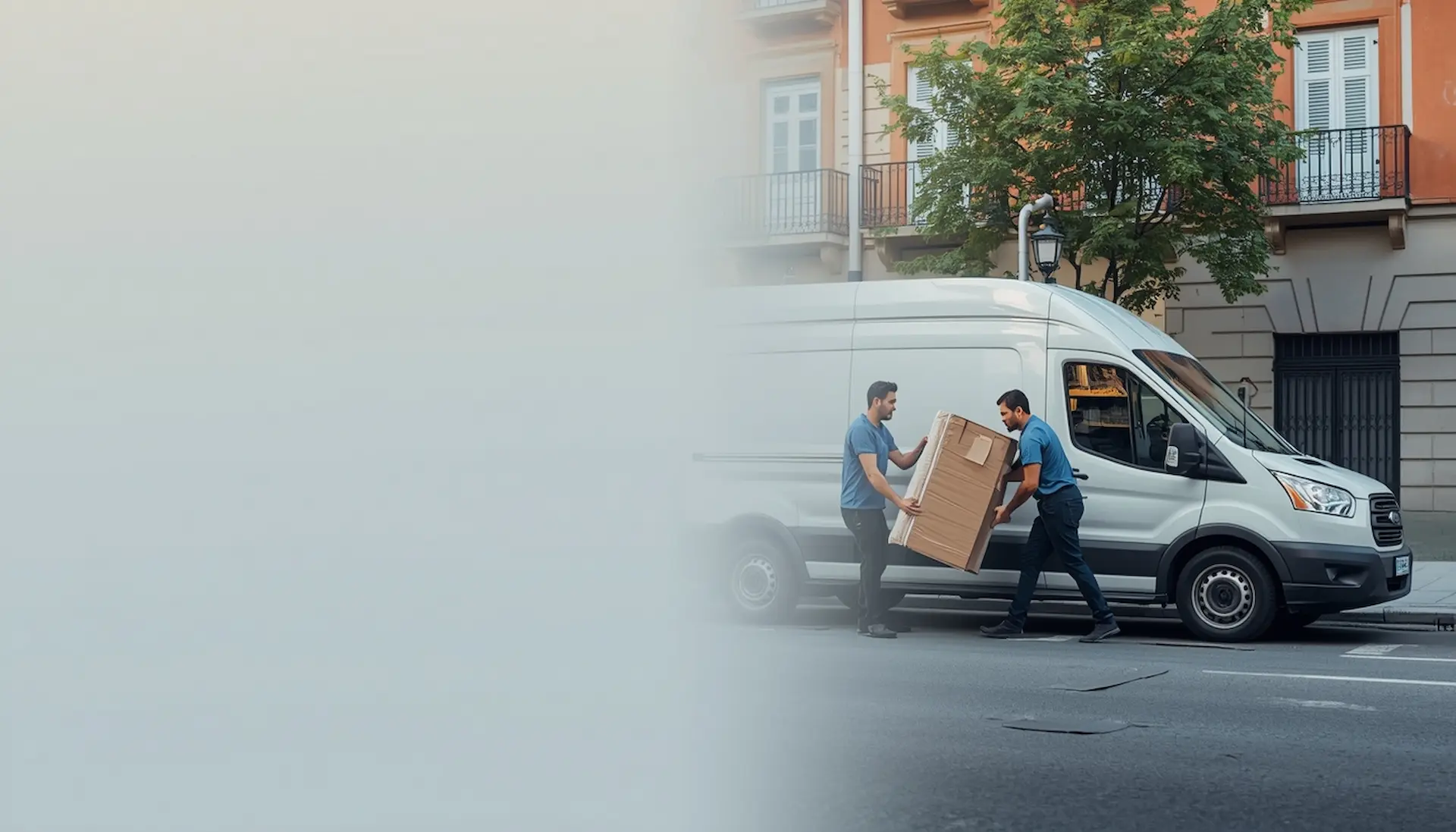 Operarios cargando muebles en una furgoneta para un porte en Madrid